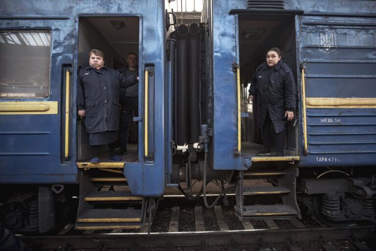220428-ukraine-train-cover-mb-0953-3824e5